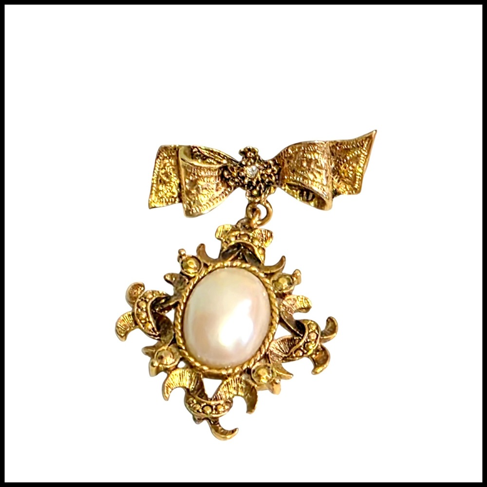 Vintage‎ Gold Tone Bow Faux Pearl Drop Brooch Fleur De Lis Crest Pin Rhinestone